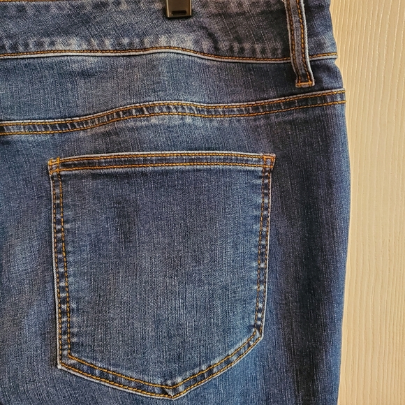 Maurices Frayed Hem Jeans Medium Wash Size 22 Regular - Picture 6 of 9